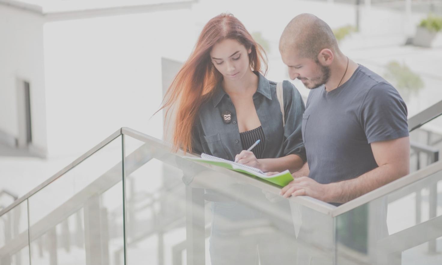 Tableau de bord d'analyse financière avec graphiques et indicateurs de performance